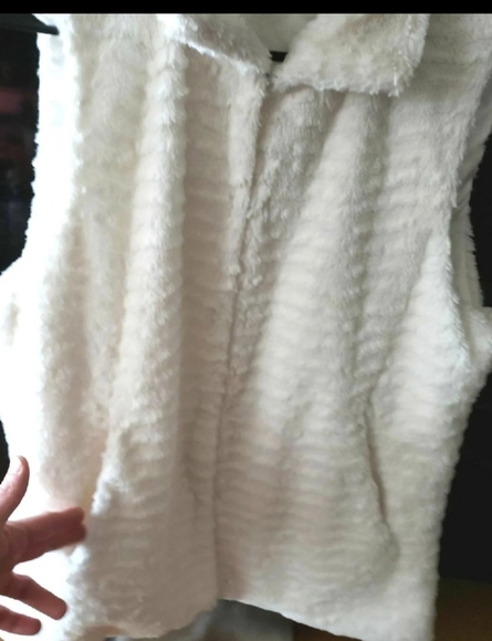 Apt 9 Faux-Fur Vest - Picture 4 of 7